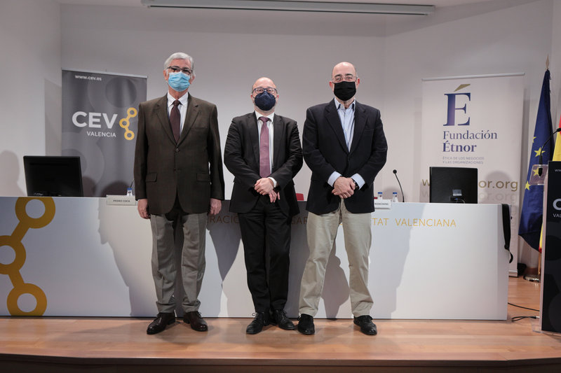 Debemos controlar el uso de la tecnolog�a para conseguir una sociedad democr�tica, libre y respetuosa