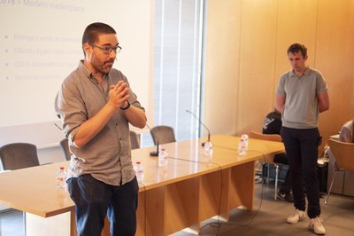 "Como pasar de repartir comida a domicilio a ser una compa��a Logitech"