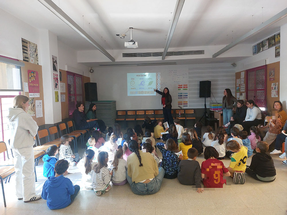 Alumnado de la especialidad de Ingl�s de Primaria trabaja la competencia intercultural en la escuela Les Carolines